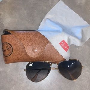 gold framed polarized rayban aviators